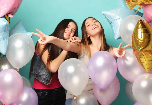 Estilo de vida y el concepto de la gente: dos niñas amigas con colorfoul —  Fotos de Stock