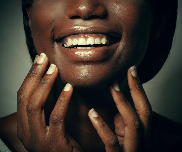 Primer plano retrato de hermosa joven negra riendo —  Fotos de Stock