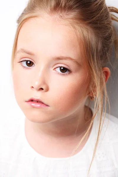 Menina bonito em vestido branco sobre fundo branco — Fotografia de Stock