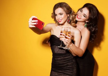 Gülen kızlar grubunun yakın plan çekimleri, akıllı telefonlu selfie çekimleri.