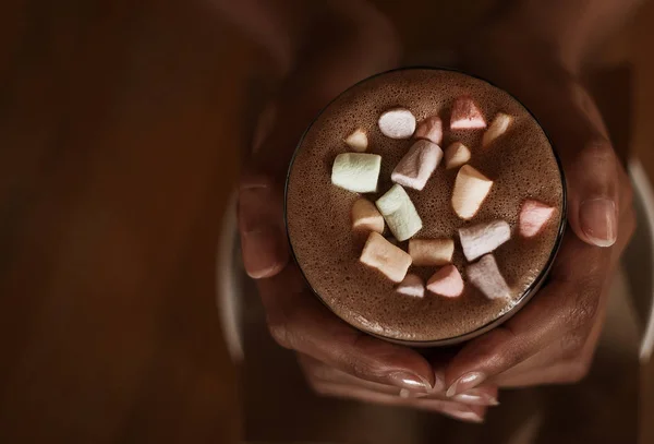 Händerna på en afrikansk flicka håller kakao med en marshmallow — Stockfoto
