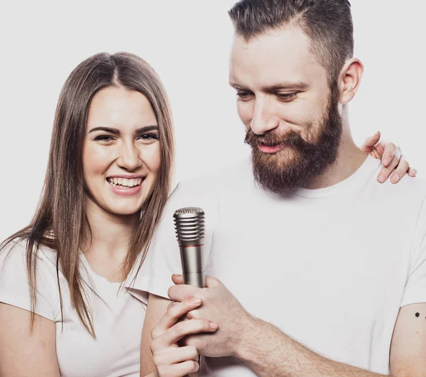 Lifestyle and people concept: Young couple with microphone — Stock Photo, Image