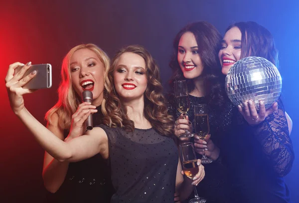 Close-up shot of group of laughing girls having party, take self — Stock Photo, Image