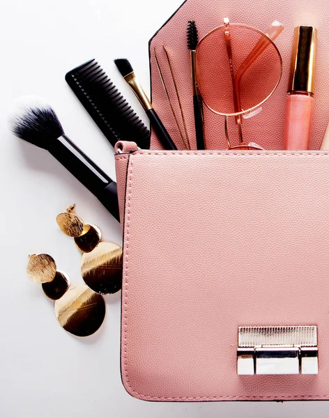 Flache Lage weiblicher Modeaccessoires und rosa Handtasche auf weißem Grund — Stockfoto