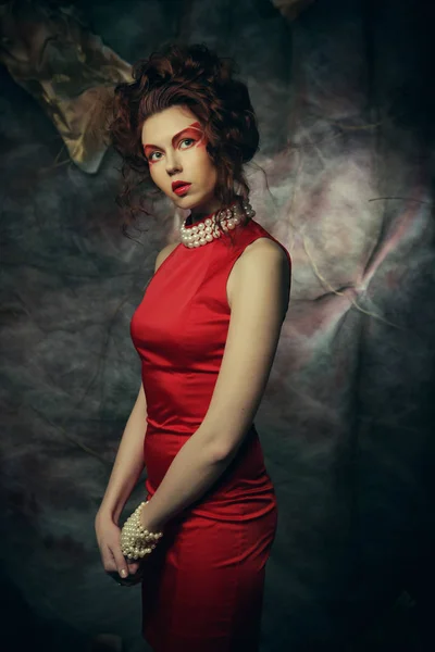 Сексуальная брюнетка в красном платье — стоковое фото