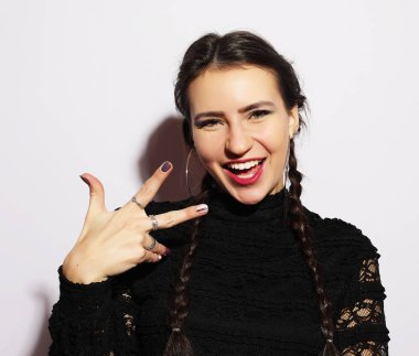 Modayı takip ediyorum. Güzel bir genç kadının portresi.