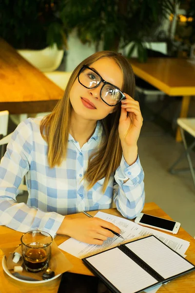 Concepto de empresa y personas: mujer de negocios planificación de trabajo co — Foto de Stock