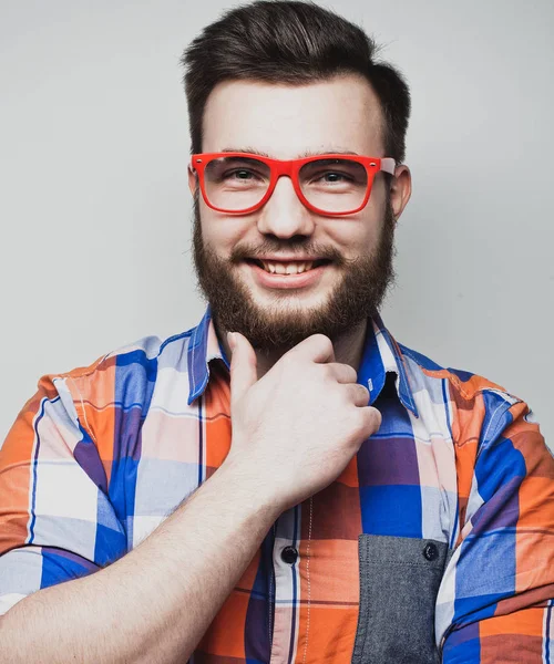 Concepto de estilo de vida y personas: Primer plano del hombre sonriente que usa anteojos —  Fotos de Stock