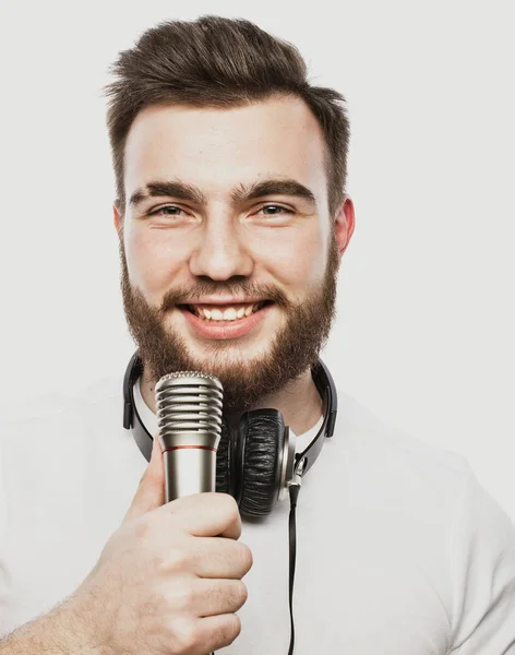 Style de vie et concept de personnes : jeune homme chantant avec microphone — Photo