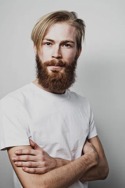 Stile di vita e concetto di persone: uomo barbuto con le braccia incrociate — Foto Stock