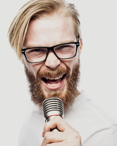 Estilo de vida y el concepto de la gente: joven cantando con micrófono —  Fotos de Stock