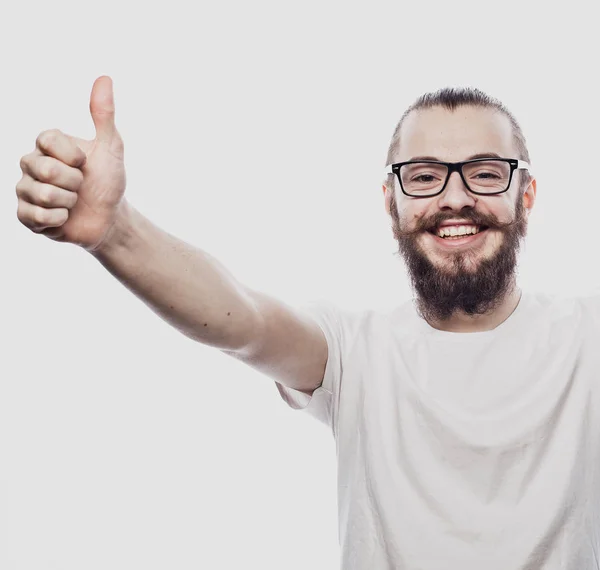 Retrato de un joven barbudo alegre mostrando un gesto bien aislado sobre el fondo blanco — Foto de Stock