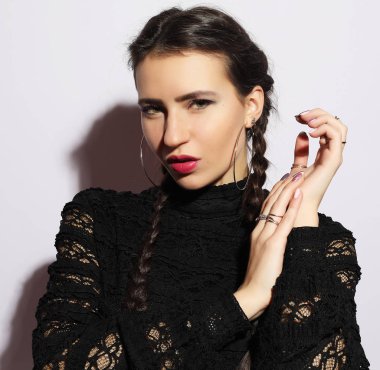 Modayı takip ediyorum. Güzel bir genç kadının portresi.