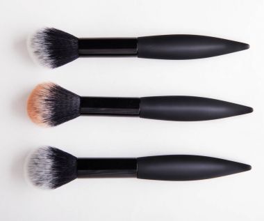 toz beyaz zemin üzerinde üç fırçalar