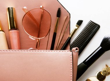 Moda kavramı: düz yatıyordu pembe deri kadın çanta wi açık