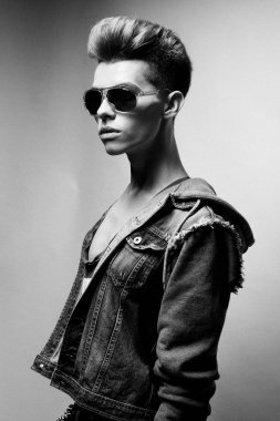 Moda saç kesimi ve sunglassesposi yakışıklı genç model