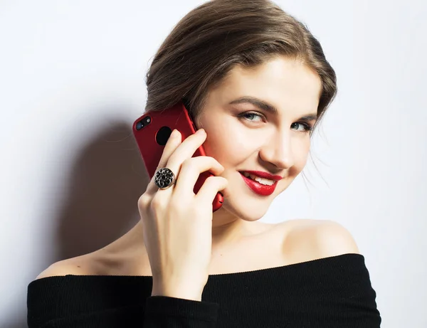 Cep telefonuyla konuşan genç bir kadının portresi — Stok fotoğraf