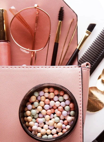 Make-up-Produkte mit Kosmetiktasche auf weißem Hintergrund — Stockfoto