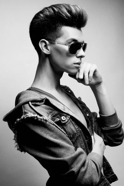 Guapo joven modelo con corte de pelo de moda y gafas de sol esposi —  Fotos de Stock