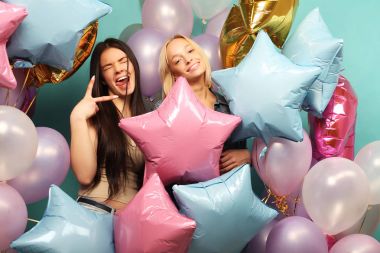 Yaşam tarzı ve insan konsepti: Renkli iki kız arkadaş 