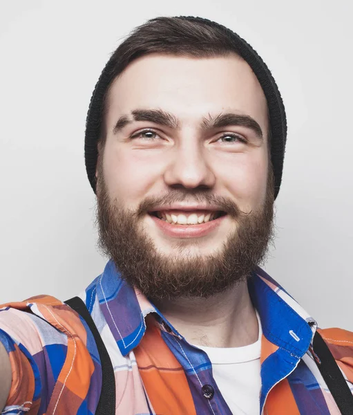 Концепция образа жизни и людей: портрет счастливого молодого человека, улыбающегося на белом фоне — стоковое фото