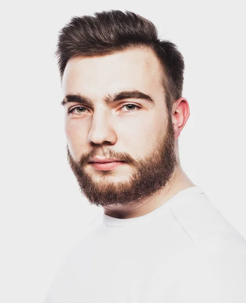 Ritratto di un giovane barbuto in t-shirt bianca — Foto Stock