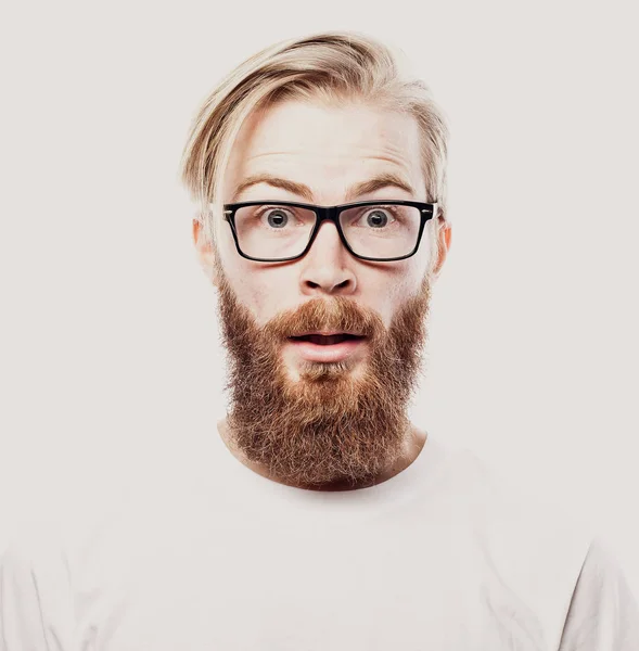 Joven hipster barbudo con gafas aisladas sobre fondo blanco — Foto de Stock