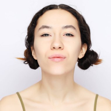 Olumlu insani duygular. Mutlu, duygusal genç kızın vesikalığı.