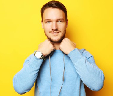 Yaşam tarzı ve insan konsepti: birlikte müzik dinleyen genç adam 