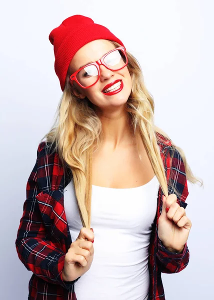 Retrato de estudio de moda de la mujer rubia hipster bastante joven ingenio — Foto de Stock