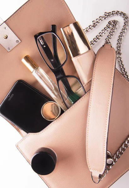 패션 레이디 액세서리 설정합니다. 플랫이 하다. 세련 된 핸드백입니다. 메이크업 브러쉬입니다. 여성 액세서리입니다. 패션 디자인. — 스톡 사진