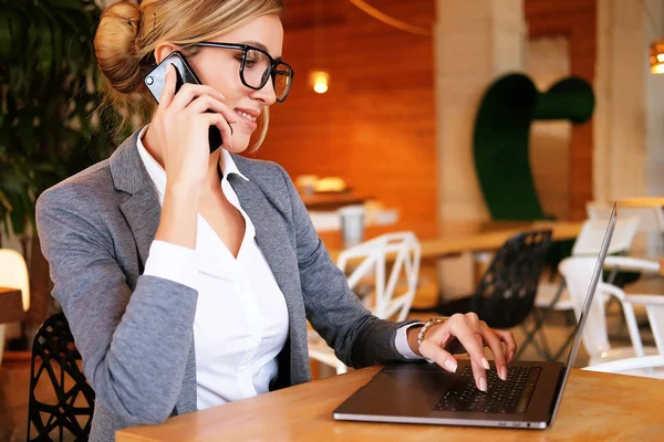 Buen negocio talk.Young hermosa mujer en gafas hablando en m — Foto de Stock