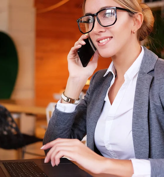 Buen negocio talk.Young hermosa mujer en gafas hablando en m — Foto de Stock