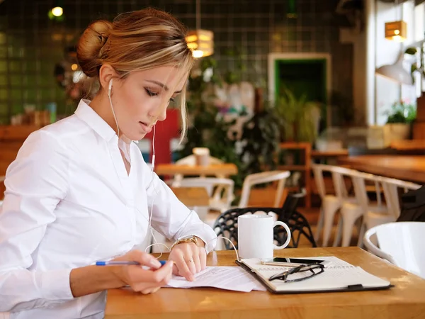 Zbliżenie młody piękny biznes kobieta pisanie w notatnik — Zdjęcie stockowe