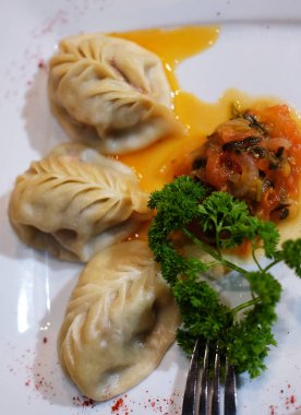 Köfte, mantı - geleneksel et yemek Orta Asya