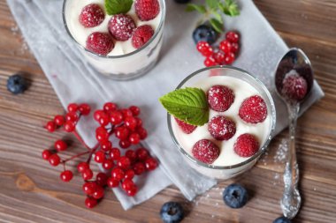 Yoğurt ve granola ile sağlıklı kahvaltı. Üst Manzara. Kapat..