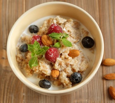 Yulaf lapası kase taze yaban mersini ve raspb ile tepesinde