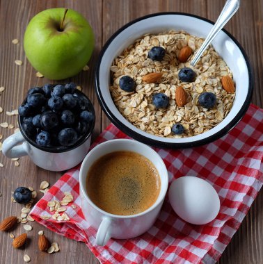 Sağlıklı bir kahvaltı yeni bir güne harika bir başlangıç olduğunu. Yulaf ezmesi porri