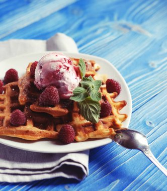 Ahududu Ice cream ve taze ahududu, waffle süslemeleri