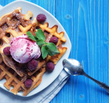 Belçikalı tabak üzerinde taze çilek ile dondurma waffle 