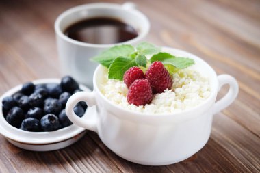 Berry ve nane, yaban mersini ve coff Rus süzme peynir