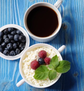 Berry ve nane, yaban mersini ve coff Rus süzme peynir