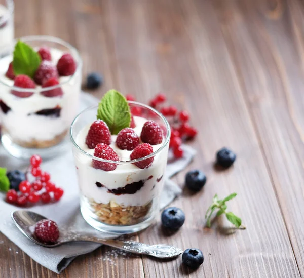 Desayuno saludable yogur con bayas frescas y muesli servido —  Fotos de Stock