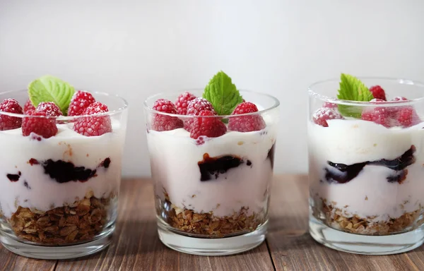 Alimentación saludable y concepto de dieta: Desayuno saludable - yogur con —  Fotos de Stock