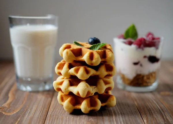 Buen desayuno. Gofres belgas con arándanos, un vaso de mil — Foto de Stock