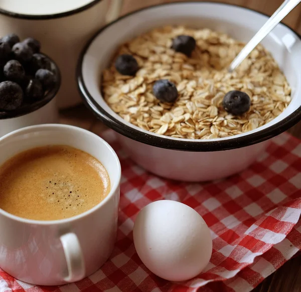 Gesundes Essen und Ernährungskonzept: Haferflocken, gekochtes Ei, Milch, Fres — Stockfoto