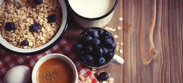 健康的な朝食のオートミール、ゆで卵、牛乳、新鮮な果実、 — ストック写真