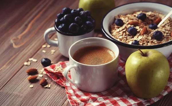 Um café da manhã saudável é um ótimo começo para um novo dia. Farinha de aveia porri — Fotografia de Stock