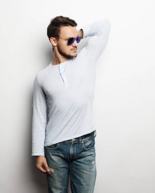 Moda gözlüğü takan, akıllı bir genç.