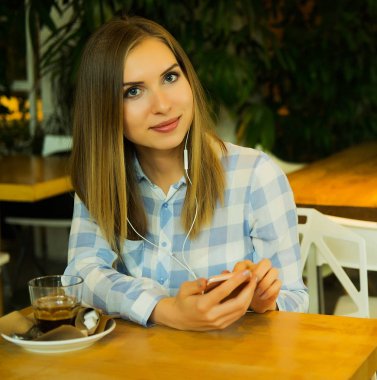 güzel kadın kahve içme ve sabah haber okuma 